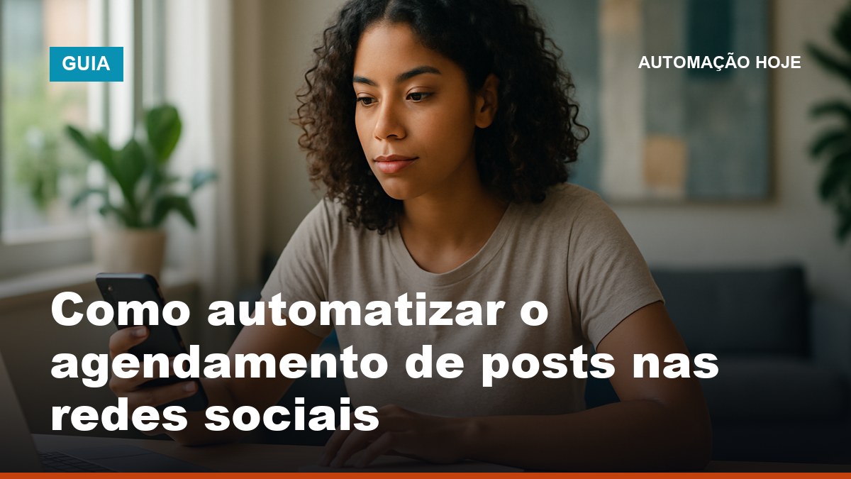 Criadora de conteúdo brasileira agendando posts automaticamente no laptop e celular em desk moderno