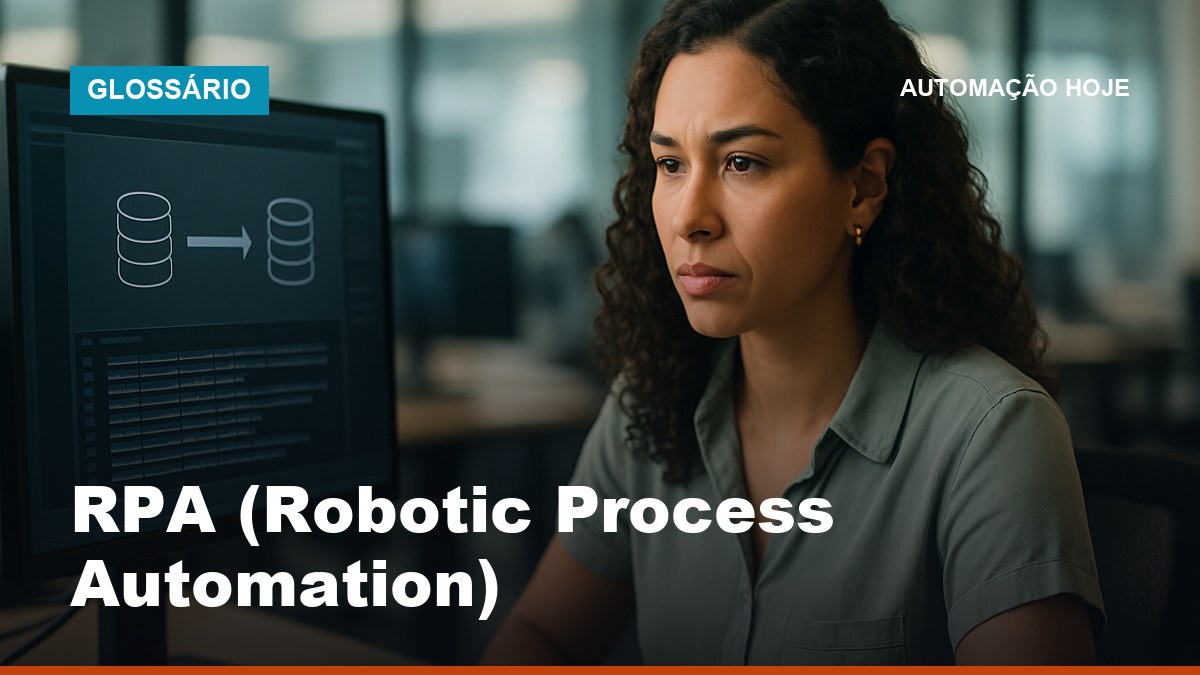 Analista brasileira monitorando processo de automação RPA transferindo dados entre sistemas na tela do computador